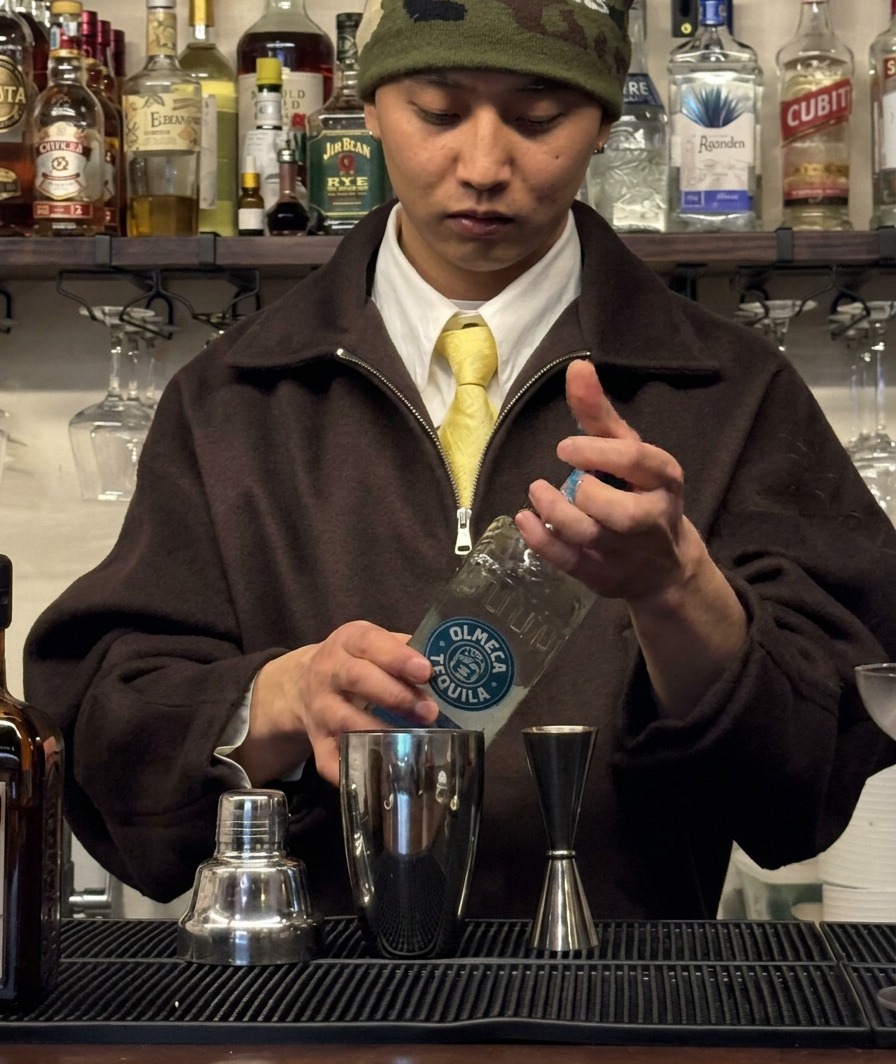 Tequila misurata in un jigger e versata in uno shaker.