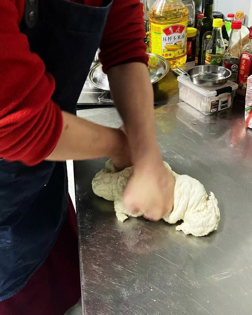 Impasto lavorato su una superficie in acciaio che mostra elasticità.