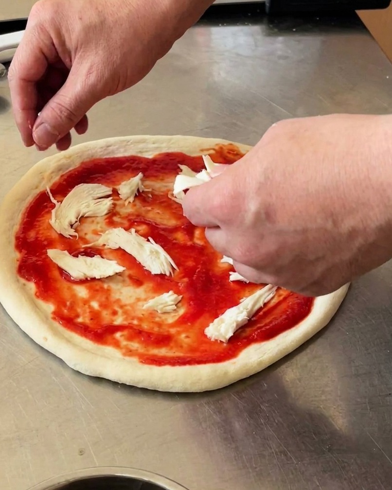 Pizza con mozzarella di bufala e basilico fresco.