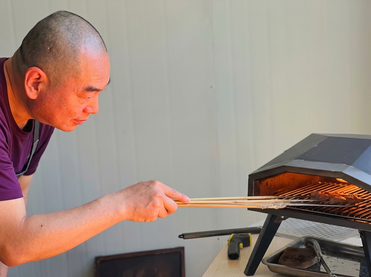 Pizza che viene ruotata con un apposito utensile nel forno.