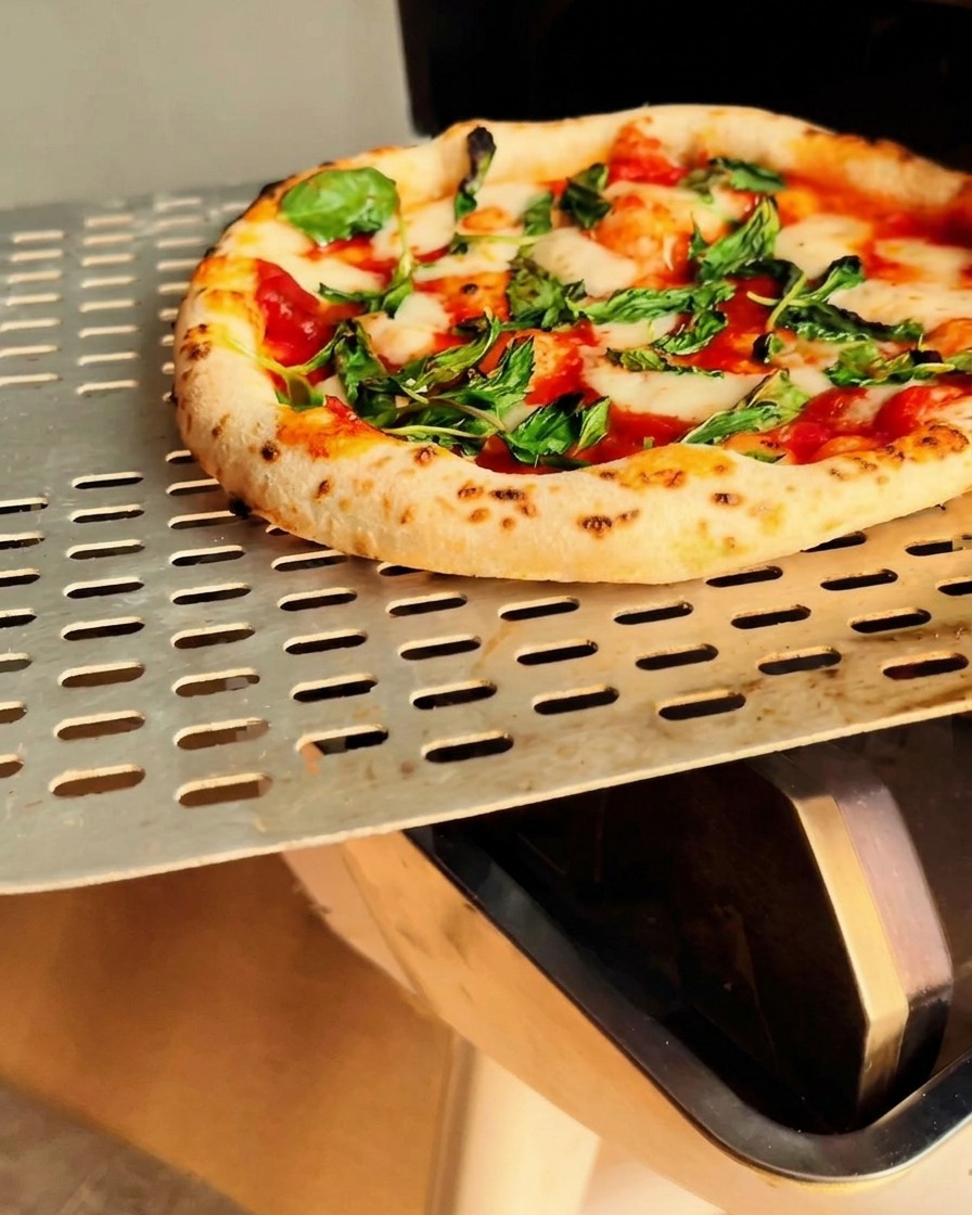 Pizza cotta pronta per essere servita.
