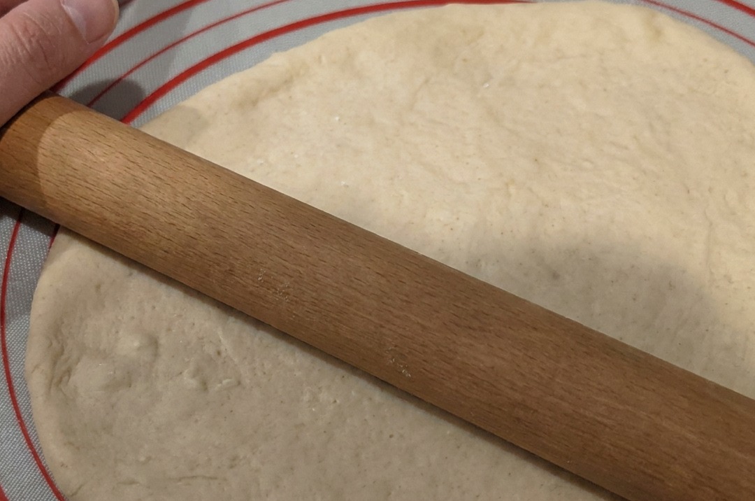 Limpasto viene steso in un cerchio piatto su un tappetino in silicone antiaderente.