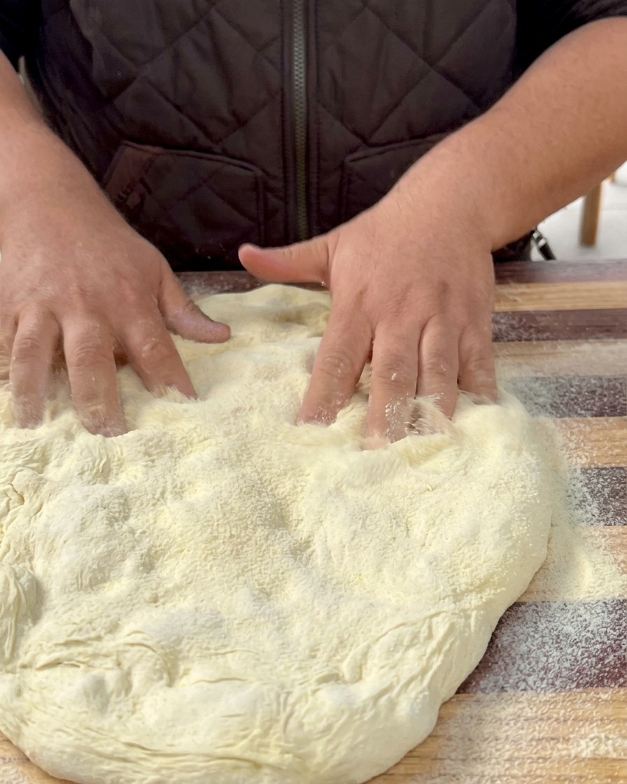 Impasto steso su carta da forno.