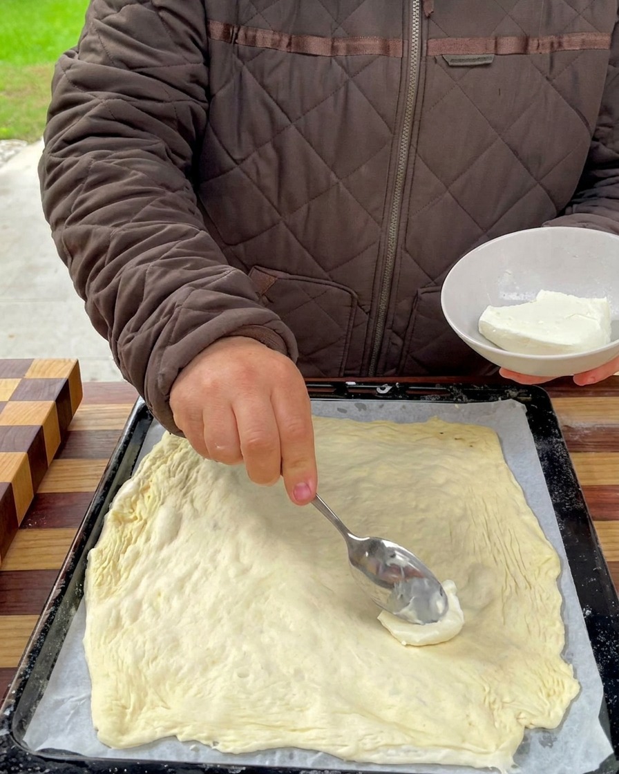 Base al formaggio spalmata sullimpasto con un cucchiaio.