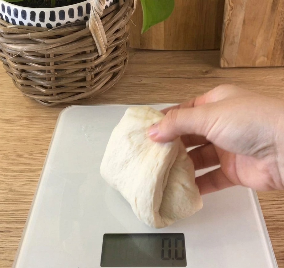 Una porzione di impasto morbido su una bilancia digitale da cucina.