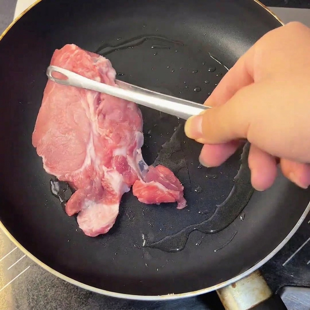 Un tuorlo duovo crudo, aglio tritato e condimento montati in una ciotola.