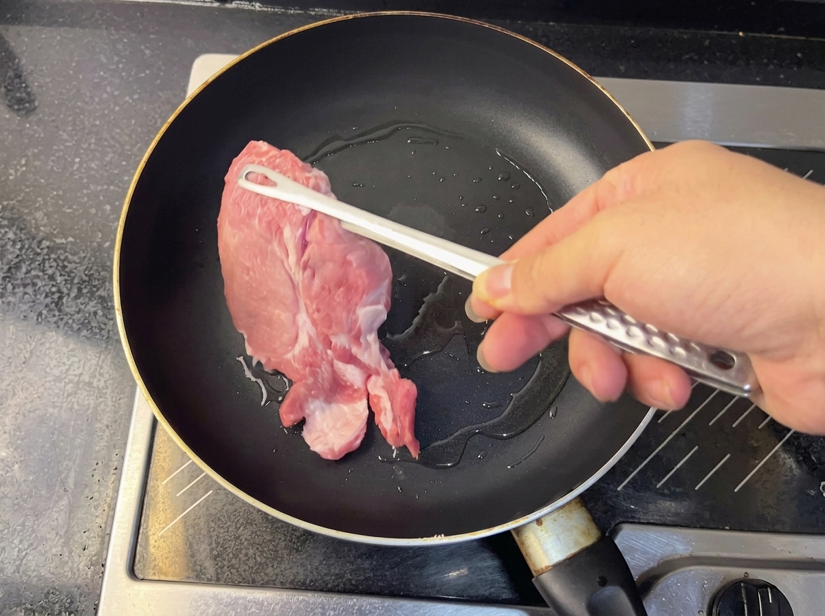 Acqua calda di cottura dei noodles versata nella ciotola con la base della zuppa preparata.