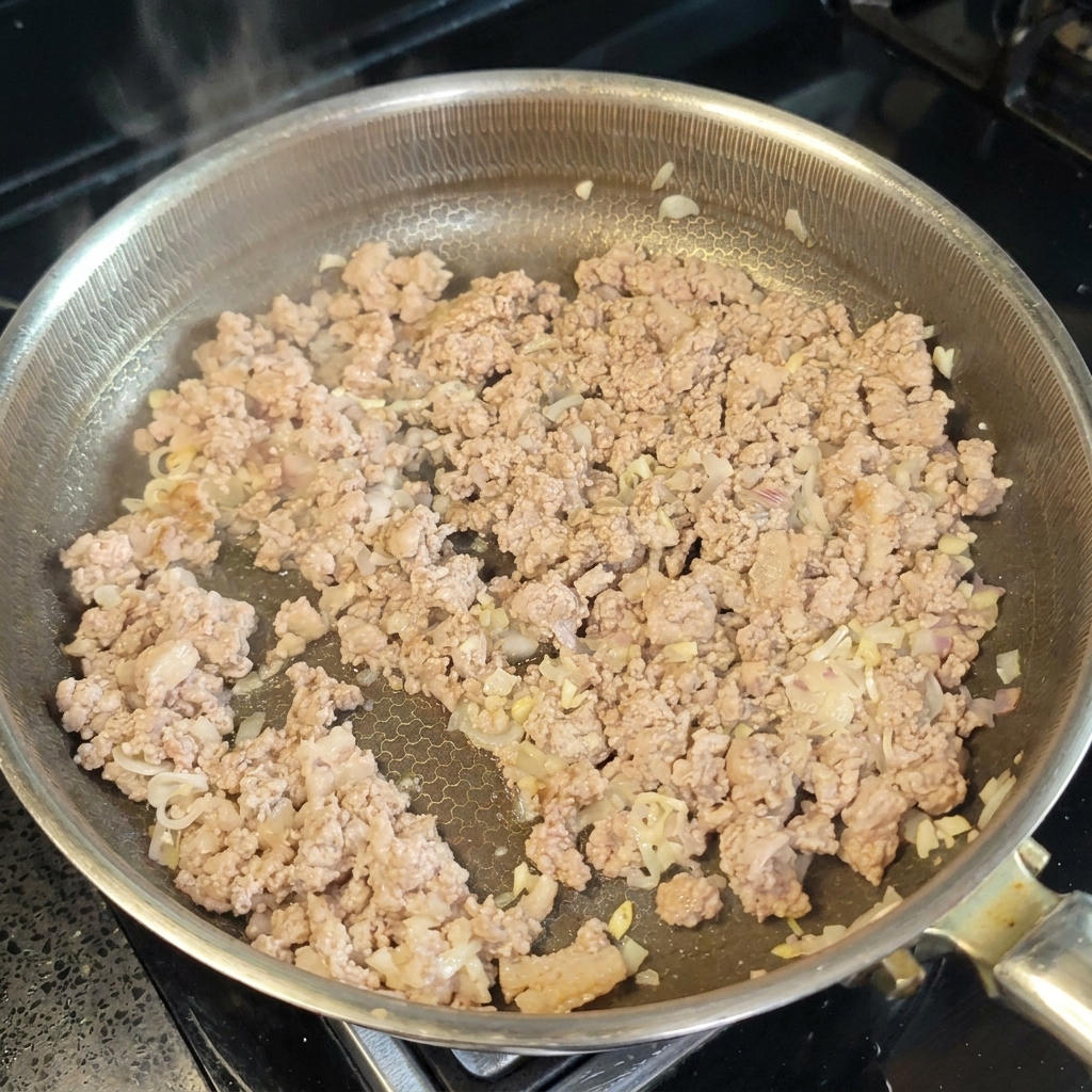 Vino da cucina e pasta miso aggiunti alla carne.