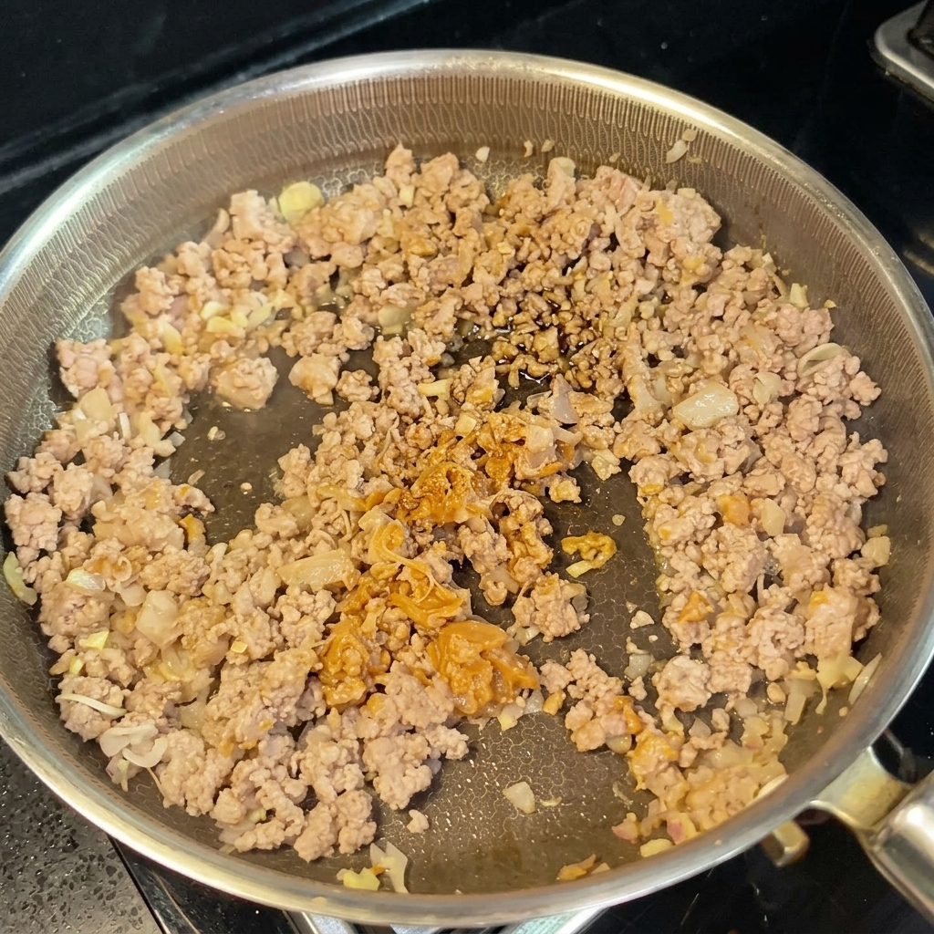 Latte di soia e salsa di soia aggiunti in padella.