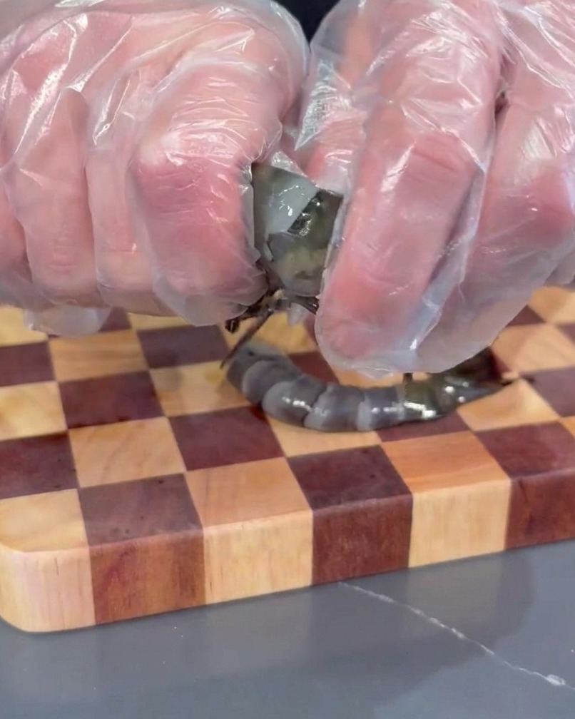 Gamberi black tiger freschi senza testa né guscio, con il segmento finale della coda intatto.