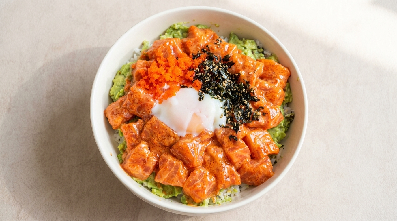 Donburi con Salmone Piccante, Avocado e Uovo Onsen