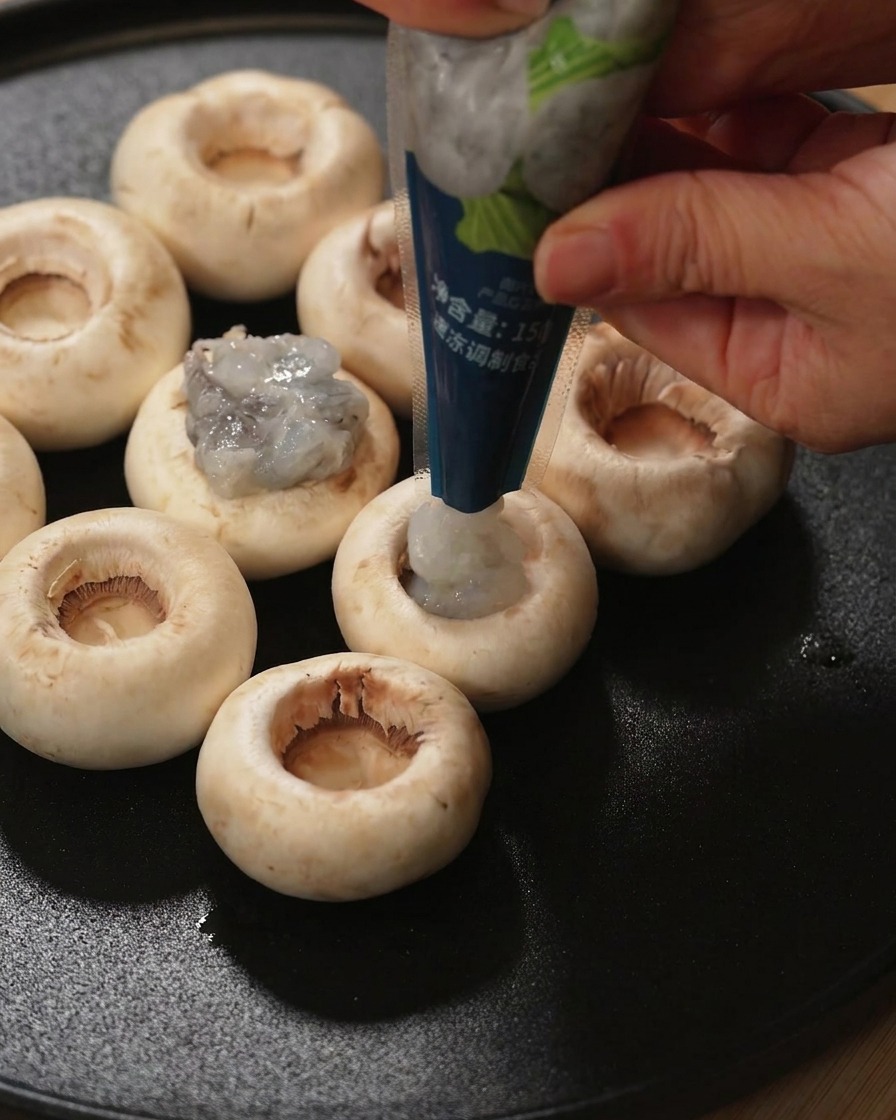 Pasta di gamberi cruda spremuta direttamente nellincavo di una cappella di fungo privata del gambo
