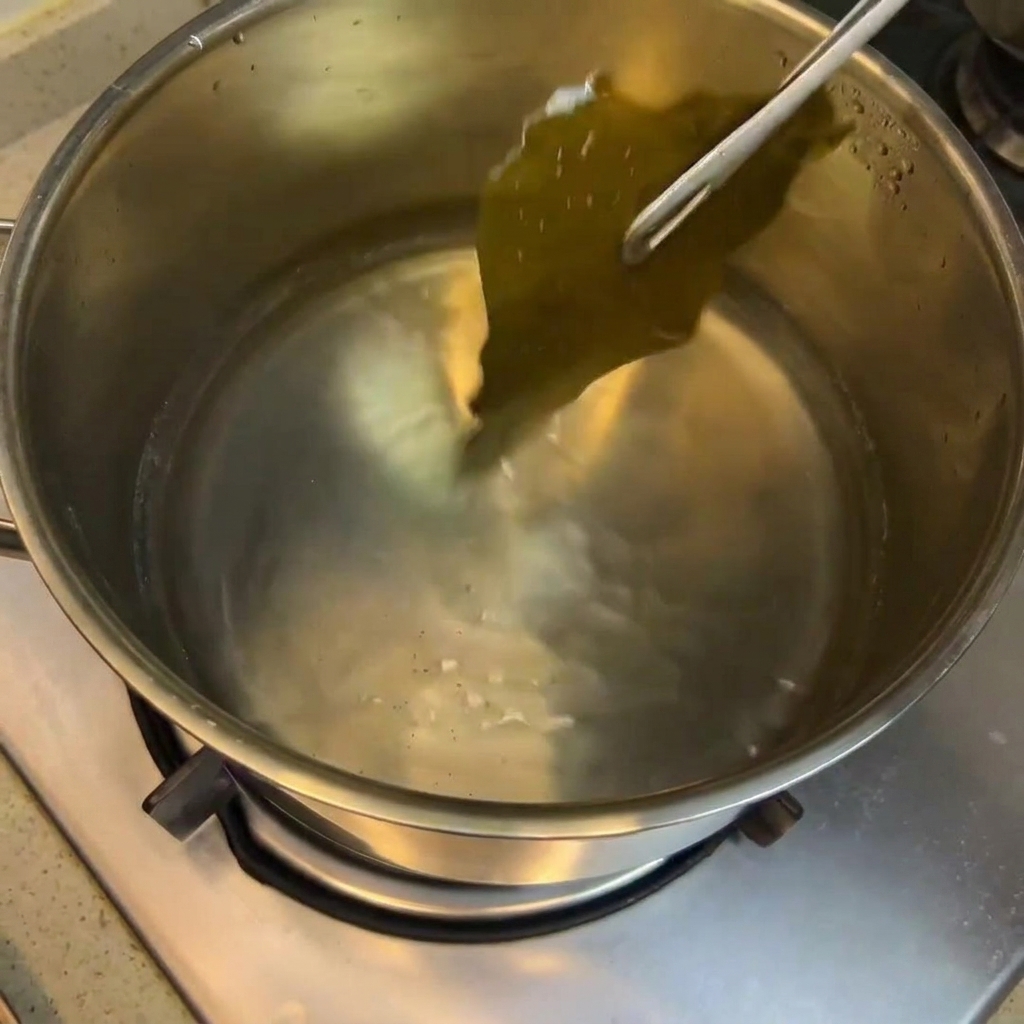 Salsa di soia, vino di riso e zucchero aggiunti al brodo di kombu.