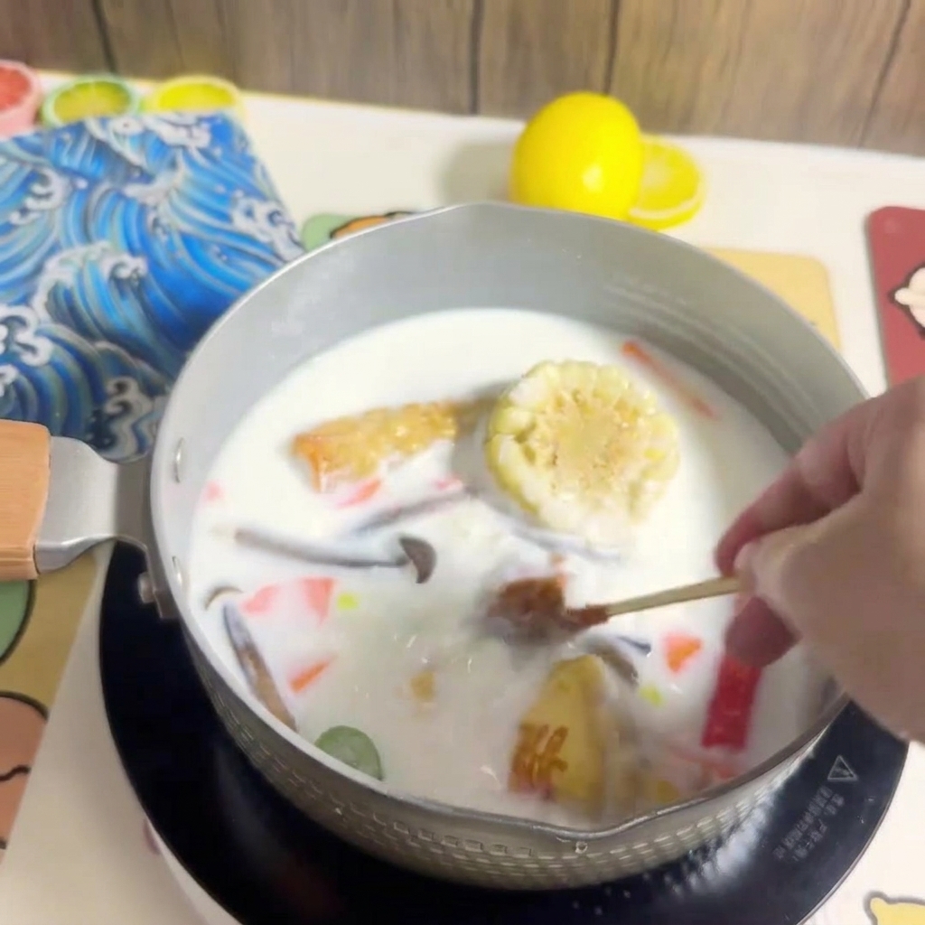 Un panetto di noodle per ramen inserito nella pentola con il brodo e gli ingredienti.