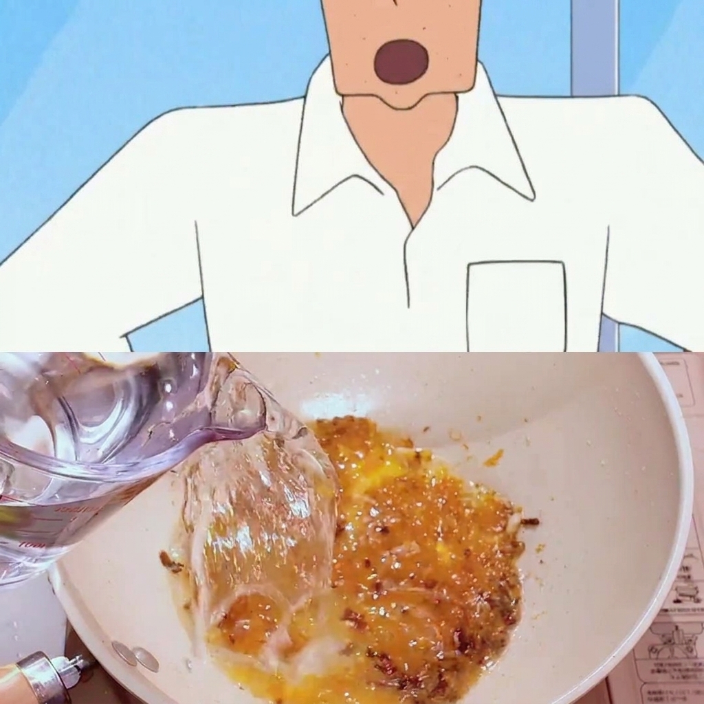 Sake versato da un misurino nella padella con il composto di miso e aglio.