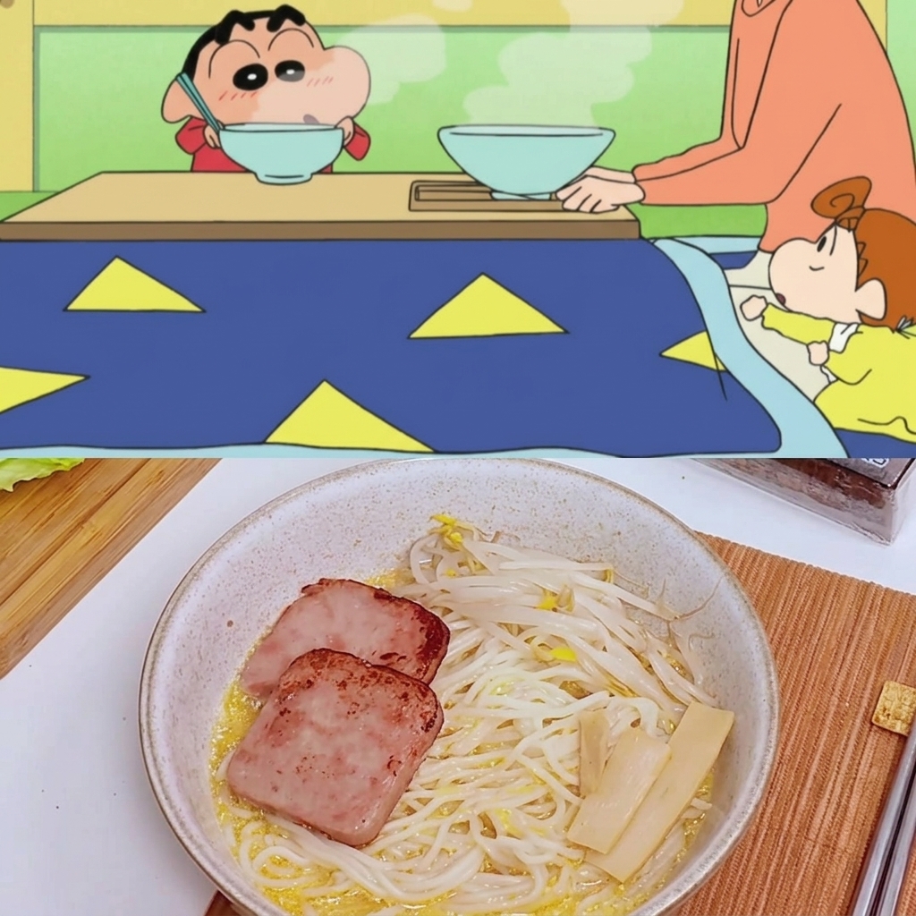 Una ciotola di ramen guarnita con carne in scatola, germogli di bambù, chicchi di mais e una noce di burro che si scioglie nella zuppa.