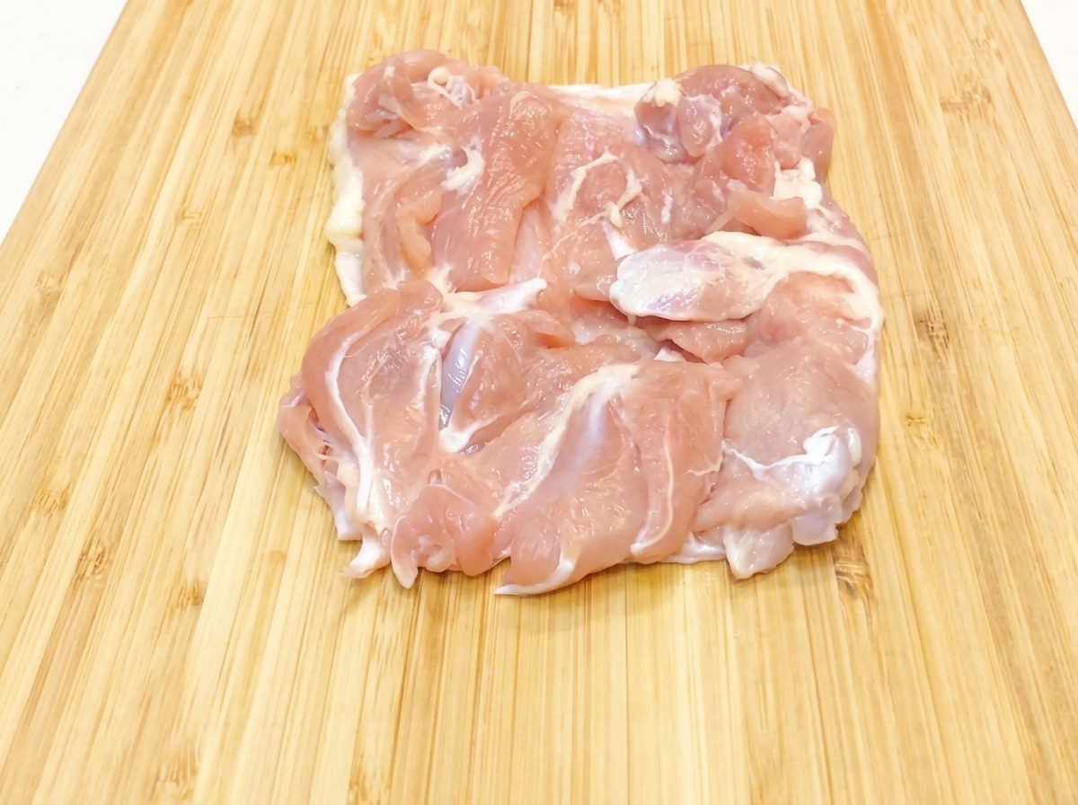 Olio da cucina versato in una padella nera in fase di riscaldamento.