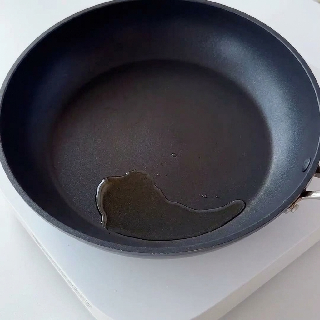 Riso alluovo saltato in una padella calda.