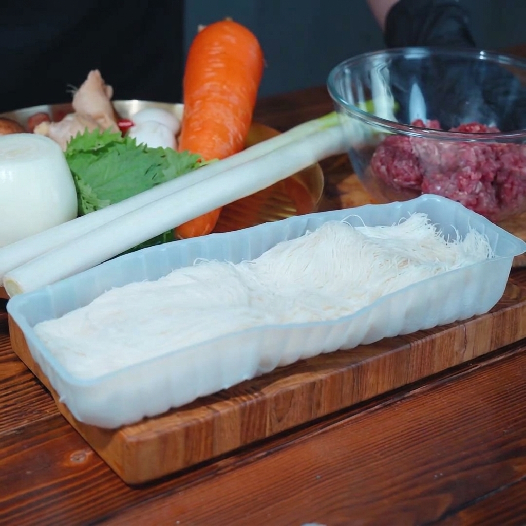 Porro fresco, funghi shiitake e pezzi di cipolla su un tagliere di legno, pronti per il ripieno.