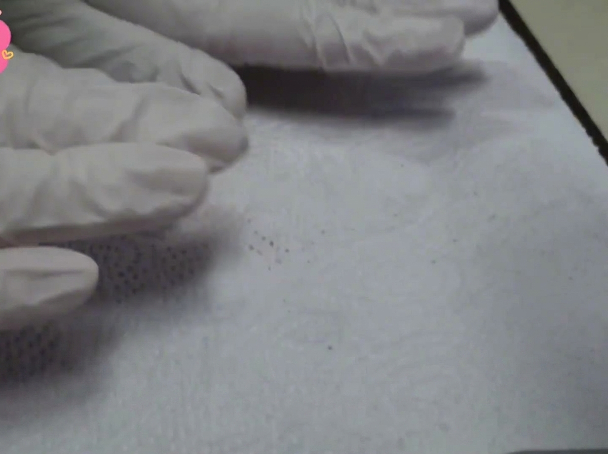 Primo piano di fogli di carta assorbente bianca usati per tamponare lumidità dalle fette di filetto di manzo crudo.