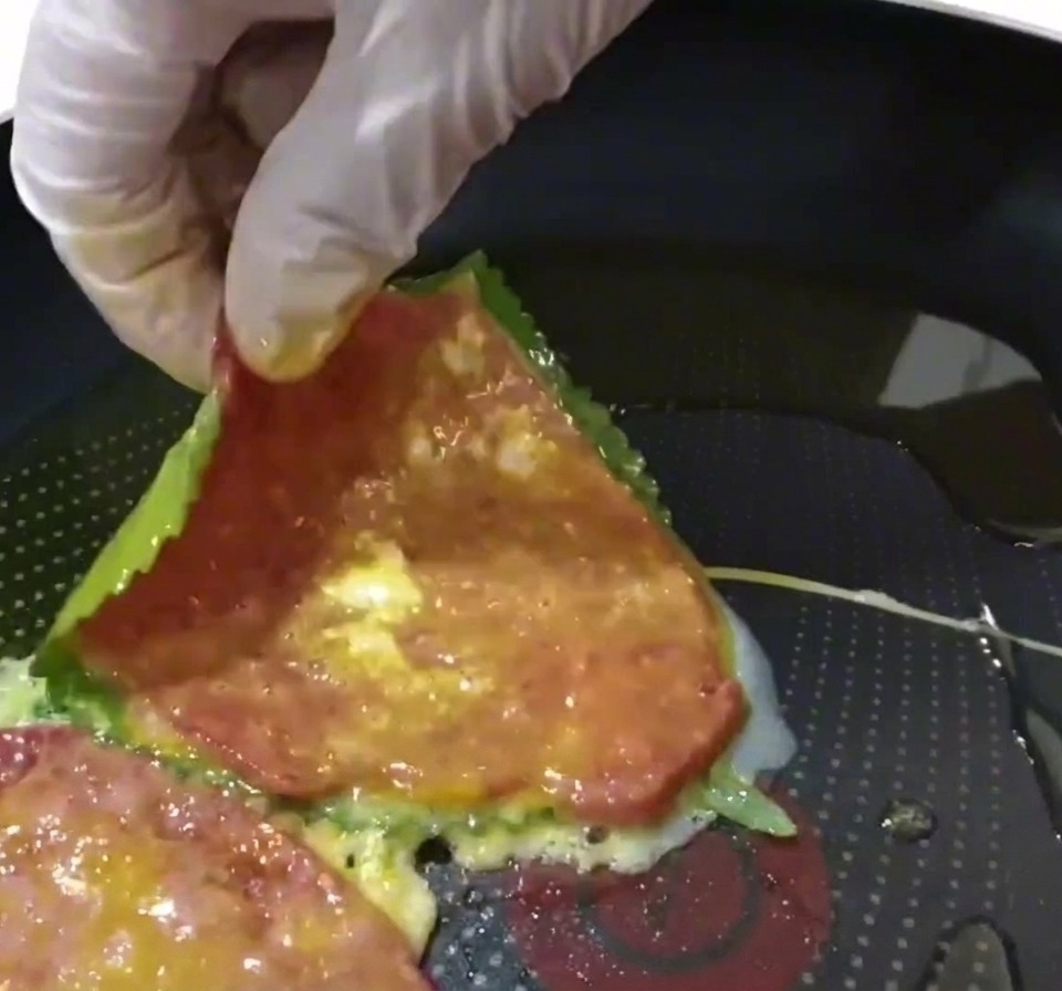 Una frittella di manzo e perilla inserita in una padella preriscaldata con olio.
