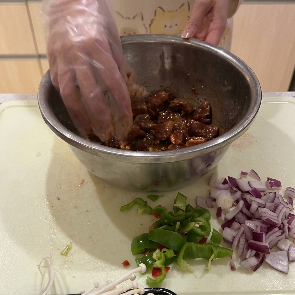 Peperoni verdi e rossi, cipolle e funghi enoki puliti e tagliati disposti su un tagliere.