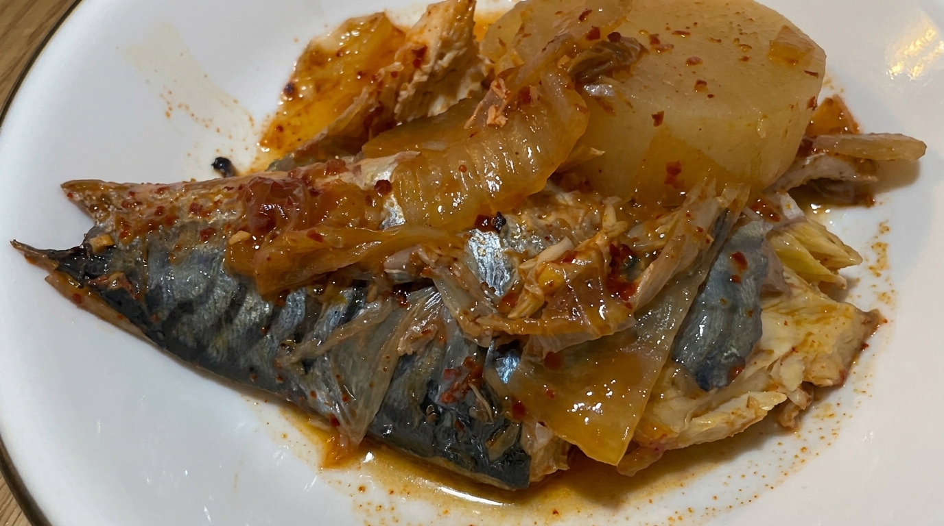Sgombro Brasato al Kimchi con Ravanello (Godeungeo Kimchi-jorim)