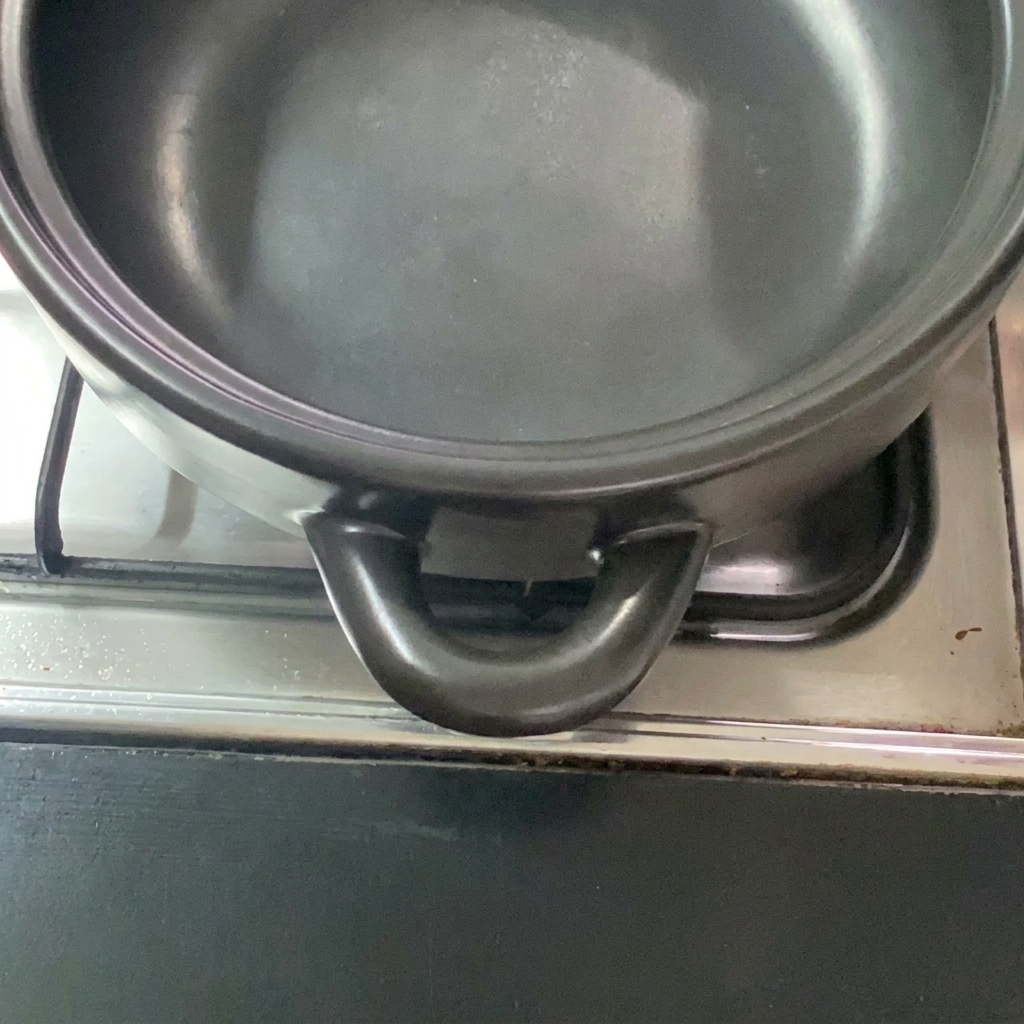 Un primo piano di verdure colorate affettate disposte in un recipiente di terracotta, pronte per la zuppa.