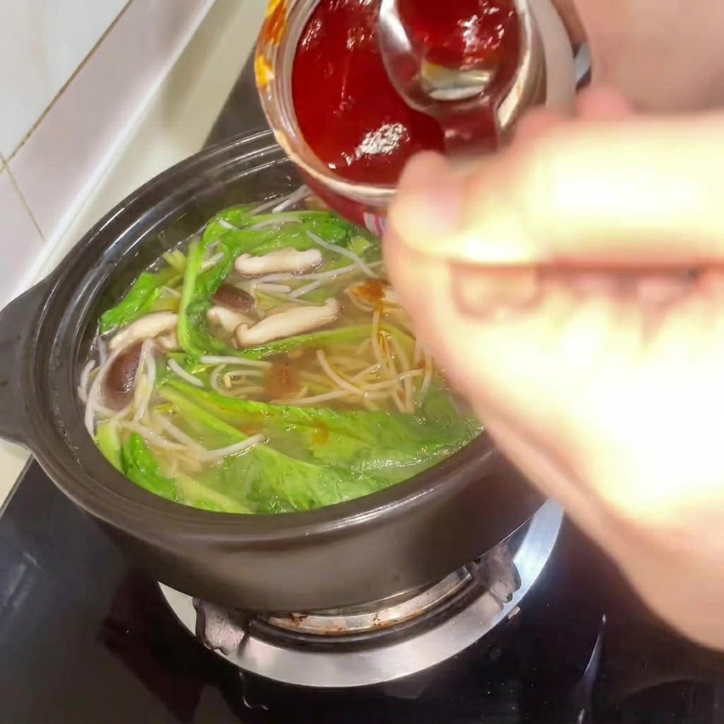 Pasta di peperoncino coreana aggiunta allo stufato, con il brodo che viene mescolato.