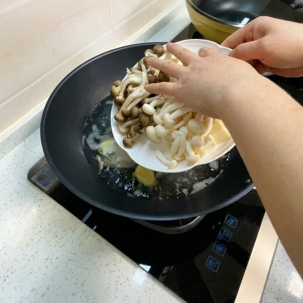 Funghi pioppini bianchi, funghi aromatici al sapore di granchio e cubetti di tofu aggiunti alla zuppa in ebollizione.
