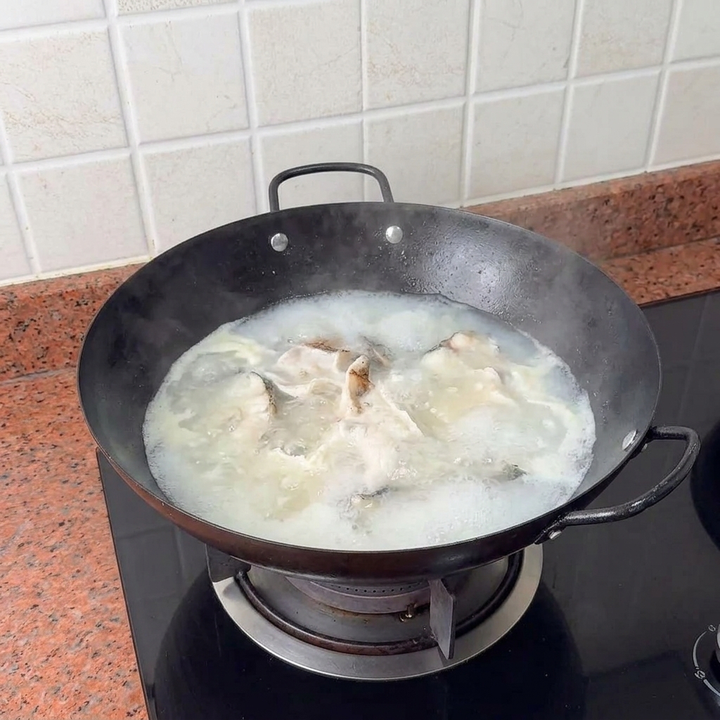 Cubetti di tofu delicatamente posti nel brodo di pesce bollente e cremoso.