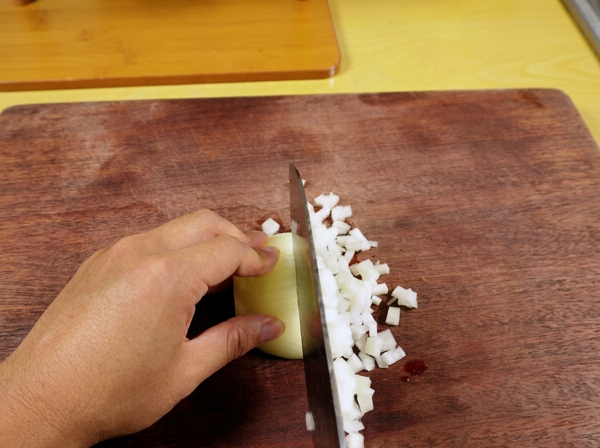 Peperoncino verde fresco che viene tritato finemente su un tagliere di legno.