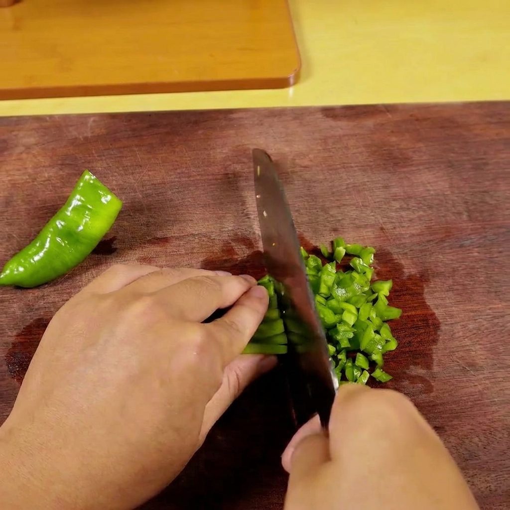 Aglio appena spremuto raccolto in una piccola ciotola.