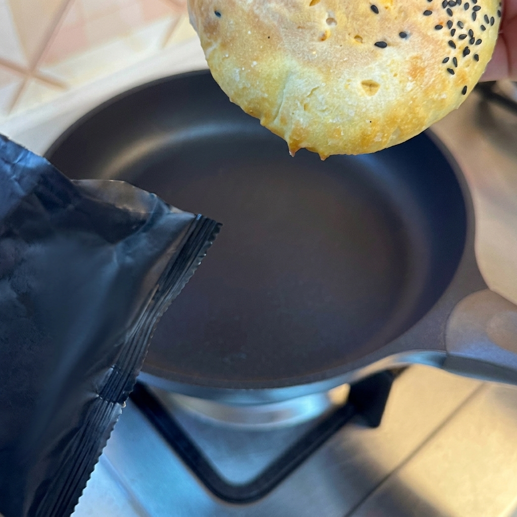 Panini per burger tostati fino a doratura in padella.