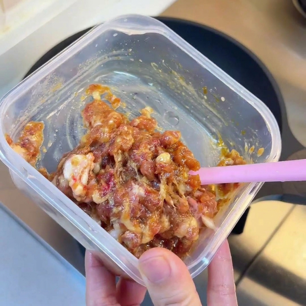 Carne macinata che rosola in una padella calda.