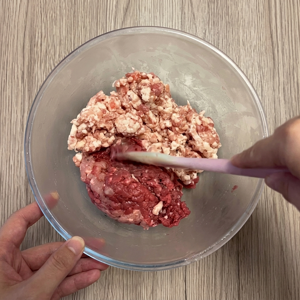 Carne di maiale e manzo in una ciotola di vetro.