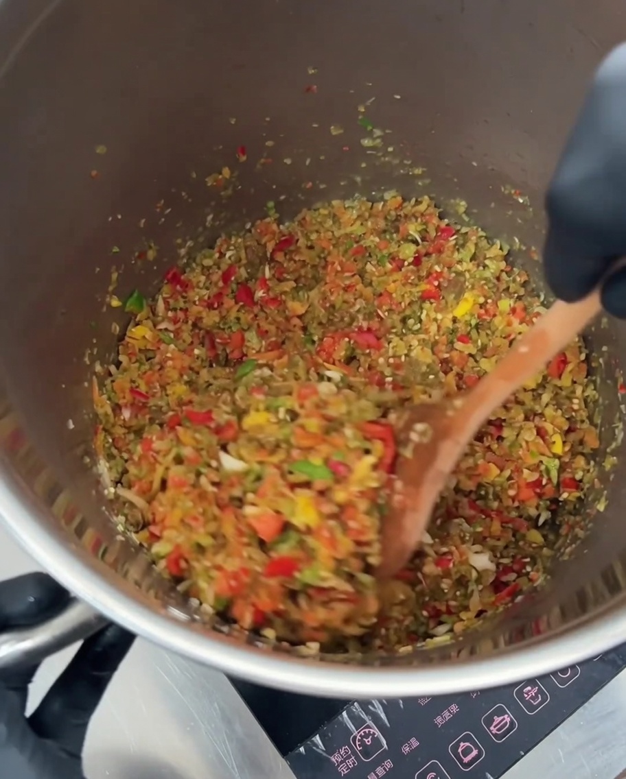 Fagioli rossi e chicchi di mais dorato mescolati insieme alle verdure saltate.