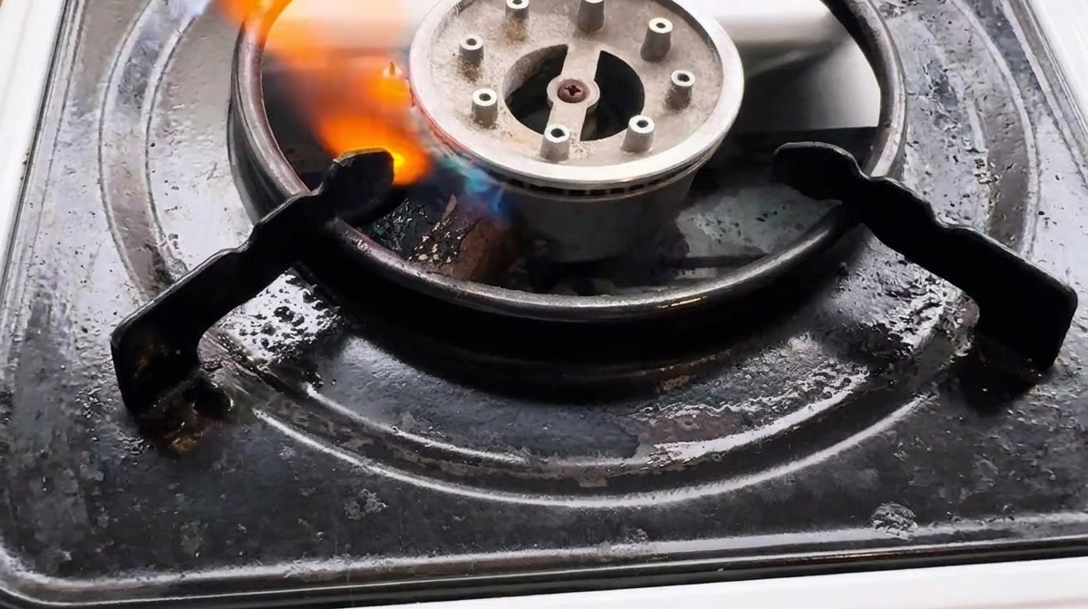 Il composto di peperoncino e aglio che sfrigola in una padella calda con olio, creando una base profumata per la salsa.