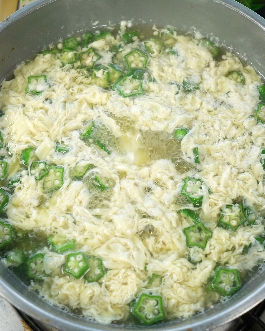 Zuppa di okra e uova nella pentola con sale aggiunto, pronta per essere servita.