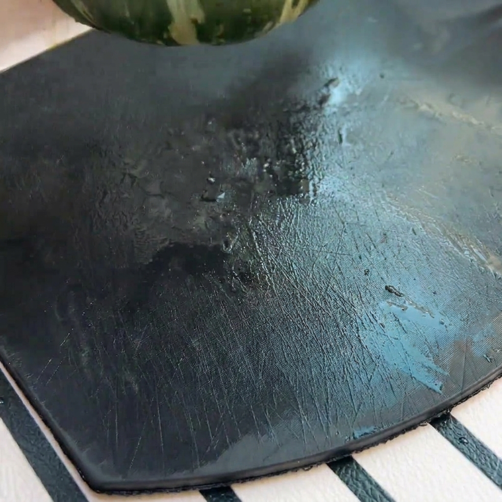 Primo piano di una zucca verde tagliata a metà mentre i semi vengono rimossi con un cucchiaio.