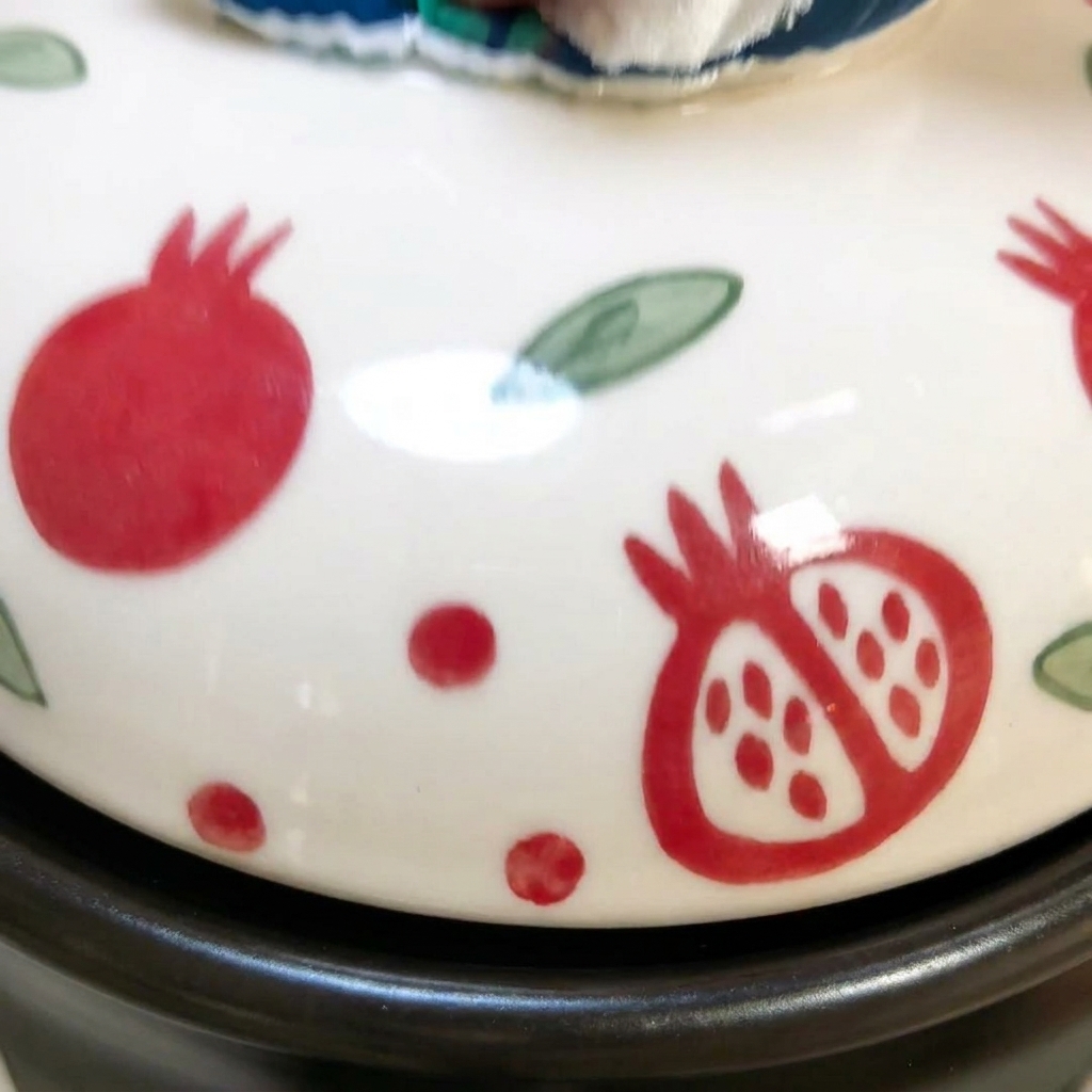 Gombo a fette aggiunto a una pentola di zuppa di zucca, carote e mais.