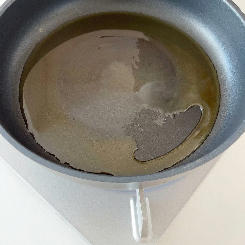 Cipolla rossa tritata in una padella calda con olio.