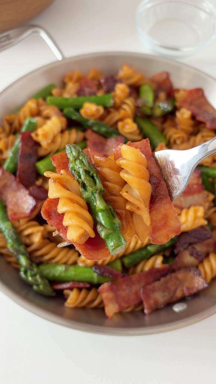 Fusilli veloci con asparagi e pancetta