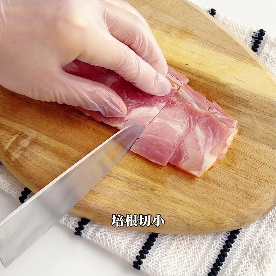 Asparagi freschi tagliati a piccoli segmenti su un tagliere.