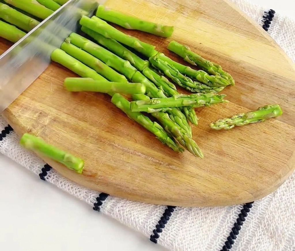 Fusilli versati in una pentola capiente di acqua bollente.