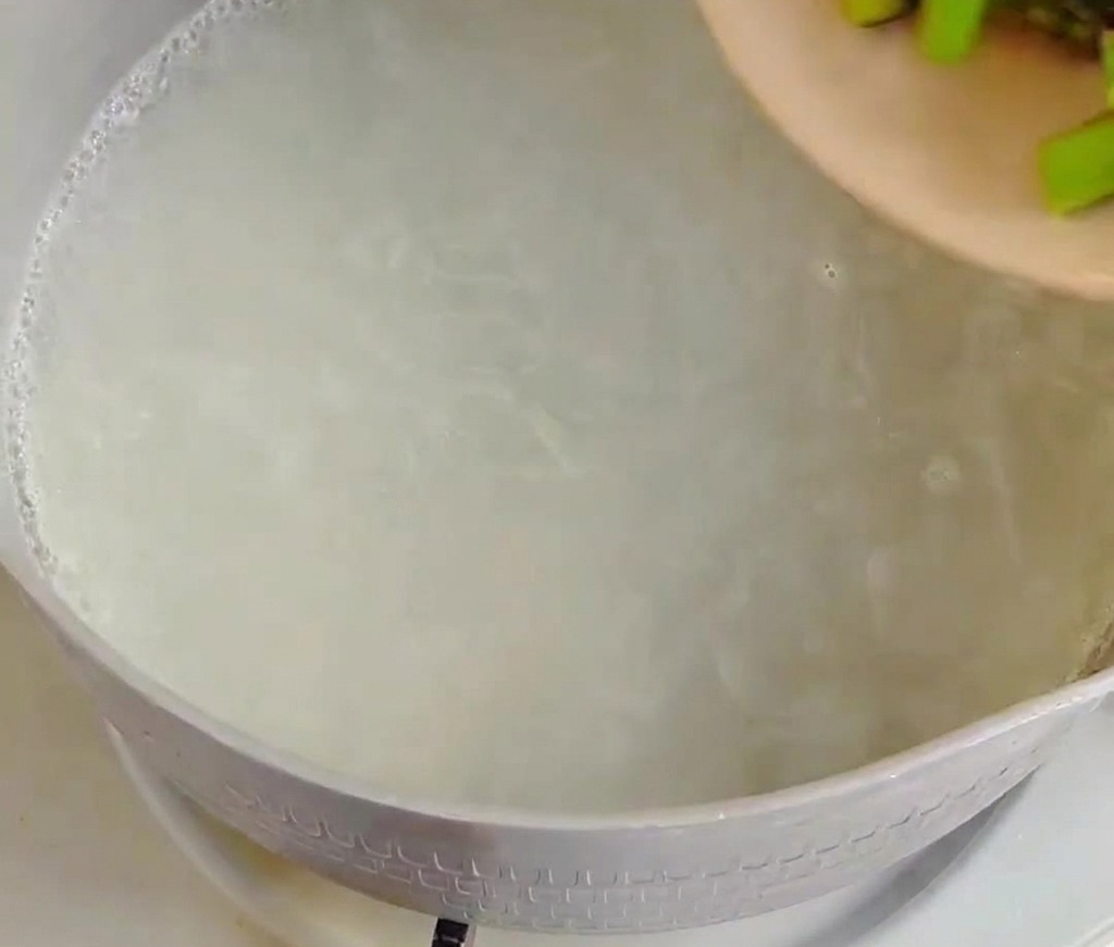 Segmenti di asparagi aggiunti allacqua bollente.