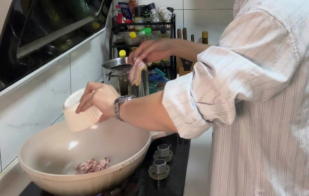 Pezzi di pancetta che friggono in padella fino a diventare dorati.