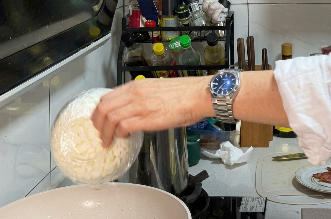 Cipolla tritata e funghi affettati che cuociono nel grasso della pancetta.