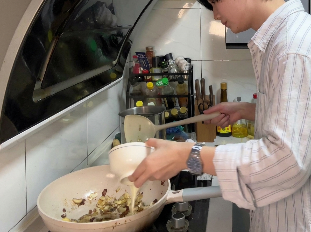 Padella con funghi, cipolla, burro e fette di formaggio che iniziano a fondersi.