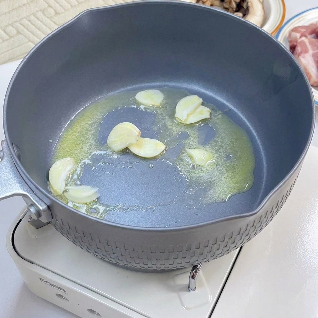 Strisce di pancetta e funghi a fette rosolati in padella fino a doratura.